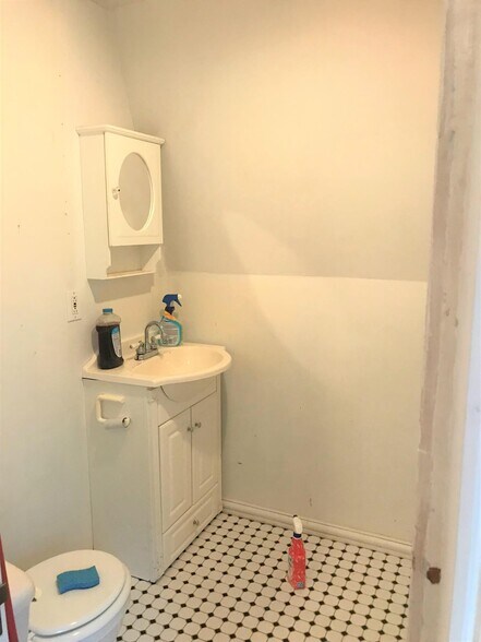 Building Photo - 3 Windsor Rd