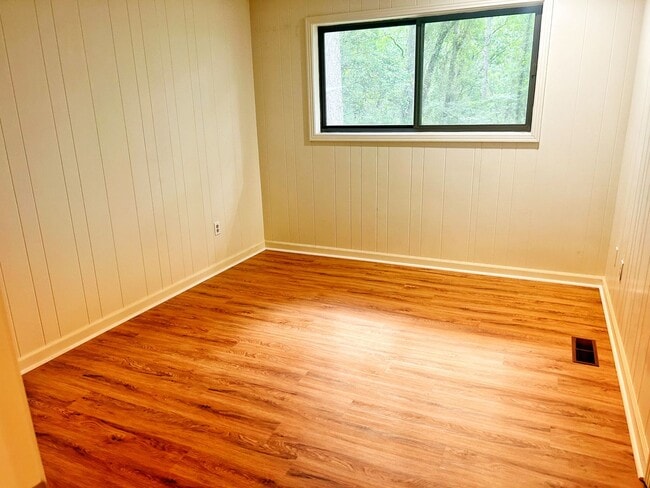 Building Photo - Five bedroom home on one acre of land loca...