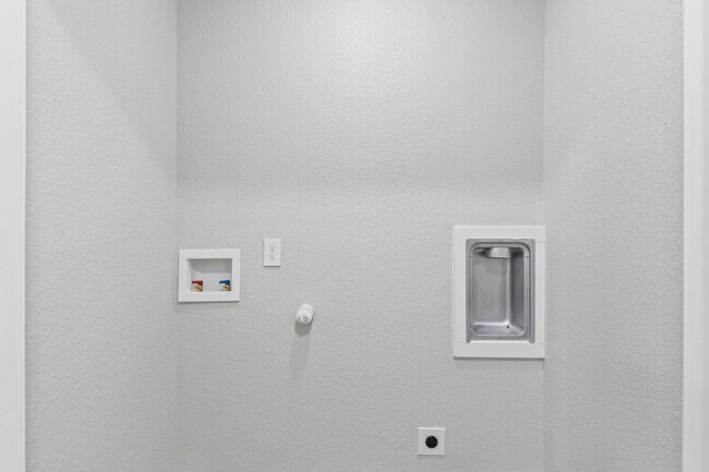 Building Photo - Charming in Cleburne!