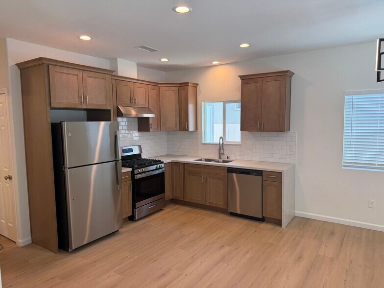Building Photo - 4621 E Mountain View Dr