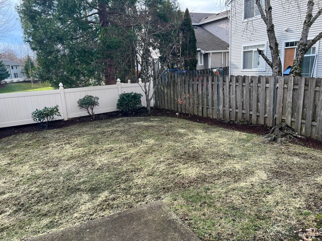 Building Photo - Excellent Location in Fishers Landing near...
