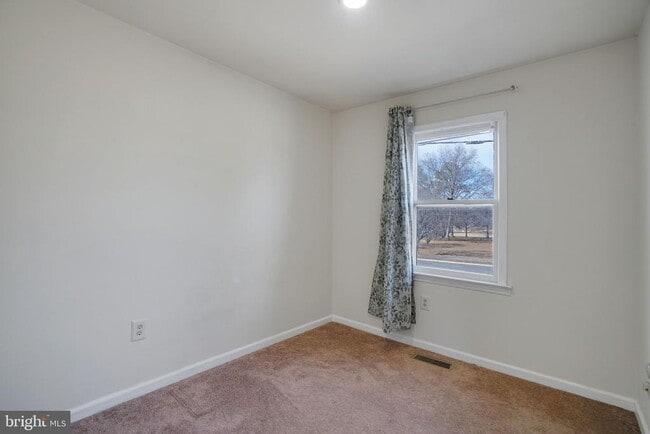 Building Photo - 9 Park Square Dr