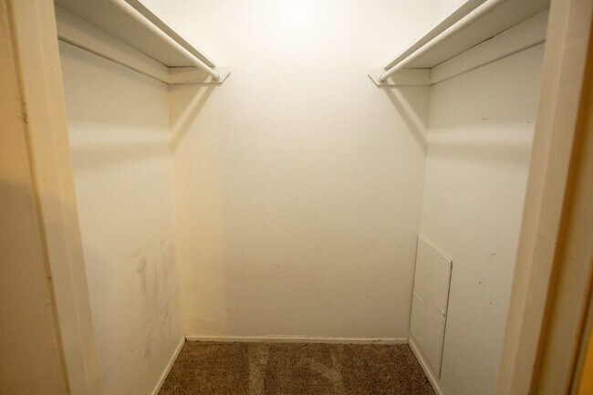 Building Photo - 1402 Holleman Dr