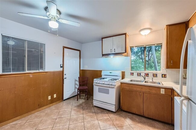 Building Photo - 210 W 51st St