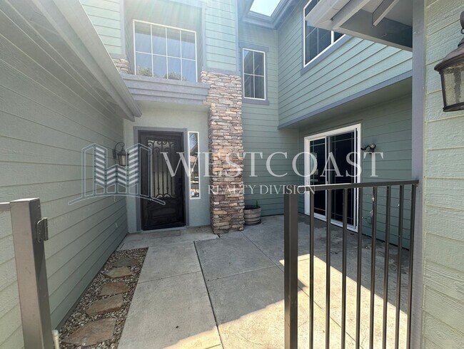Building Photo - Bright & Spacious 4-Bed Townhome in Prime ...
