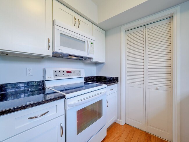 Building Photo - Sunny & Renovated 2BR 1BA in NW DC McLean Gardens Oasis!