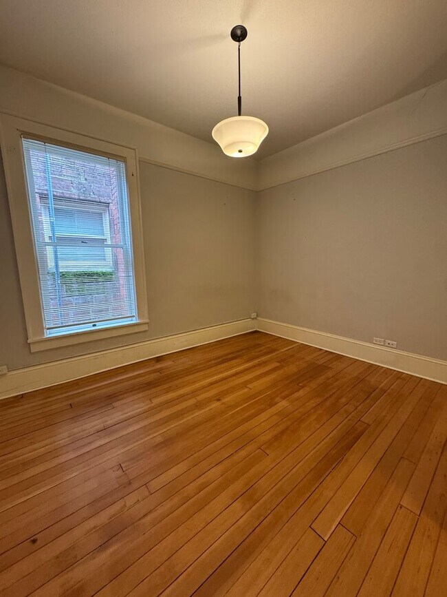 Building Photo - Beautiful 1 bed/1 bath apartment with tons of charm!