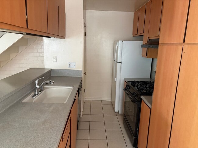 Building Photo - Beautifully maintained 2 bedroom condo
