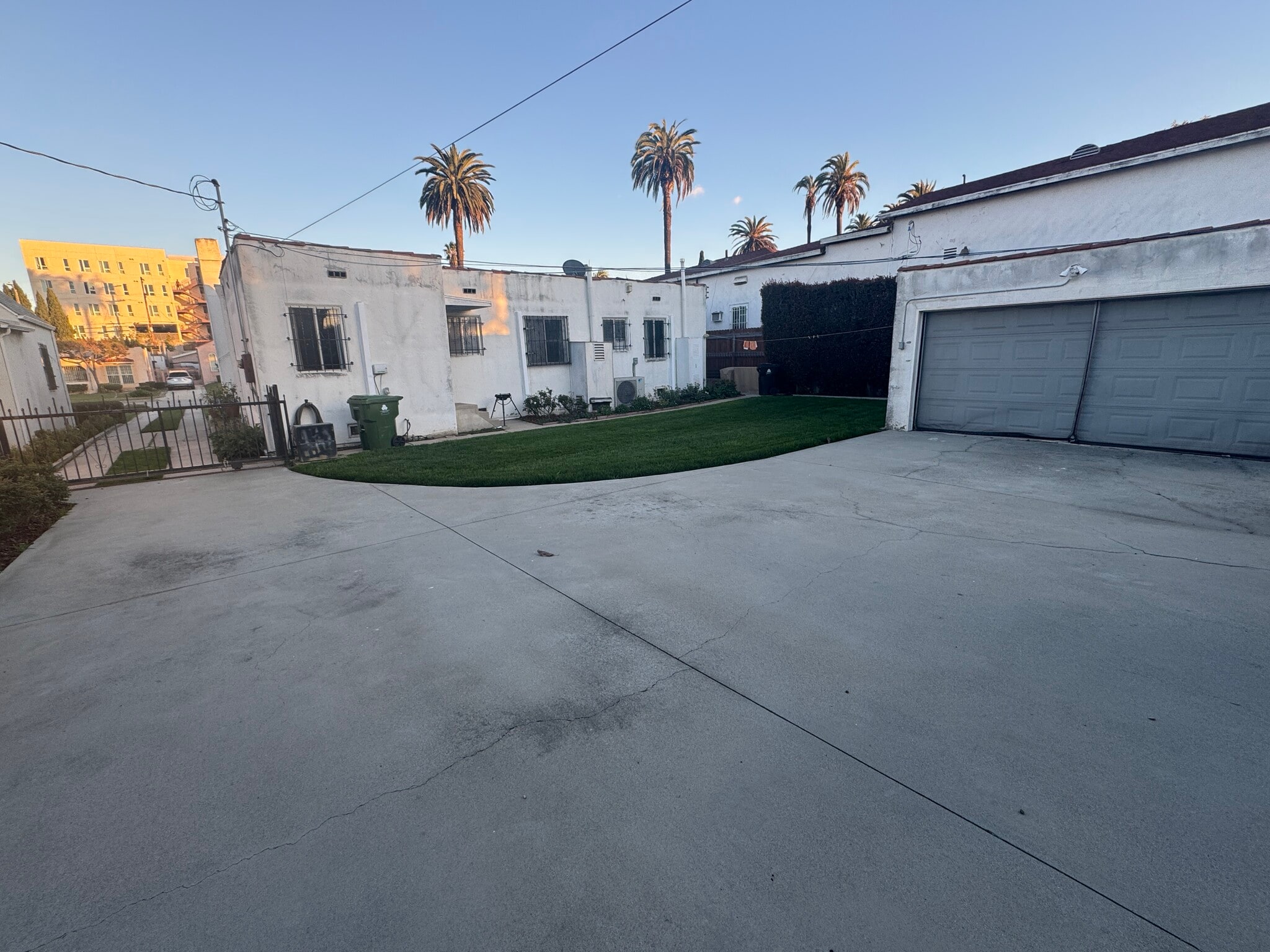Building Photo - 1147 S Victoria Ave