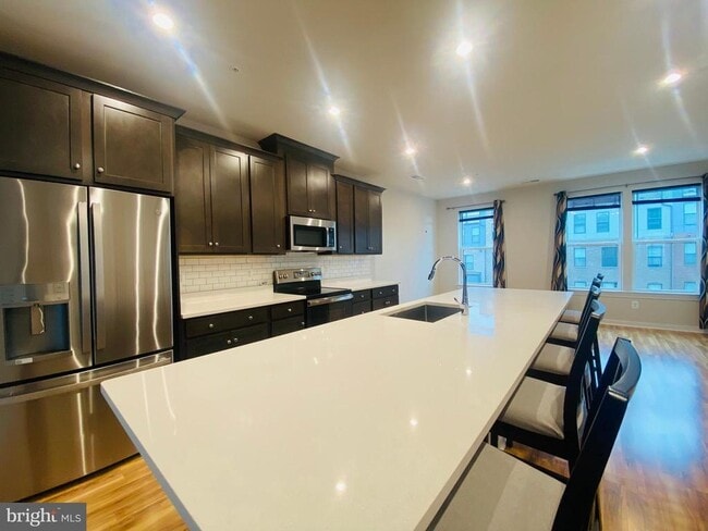 Building Photo - 43808 Middleway Ter