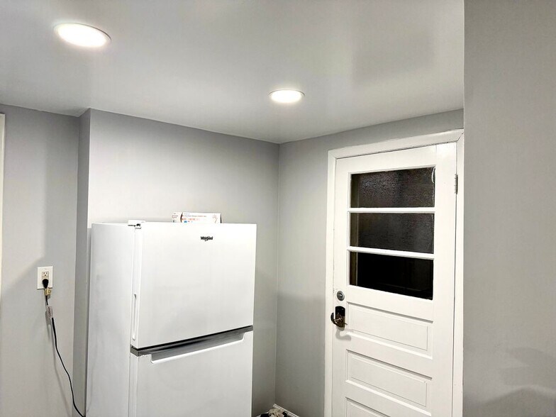 Building Photo - 6525 Kenova St