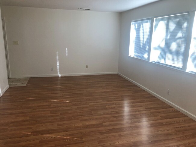 Building Photo - NICE ONE BEDROOM, LOWER LEVEL APARTMENT IN...