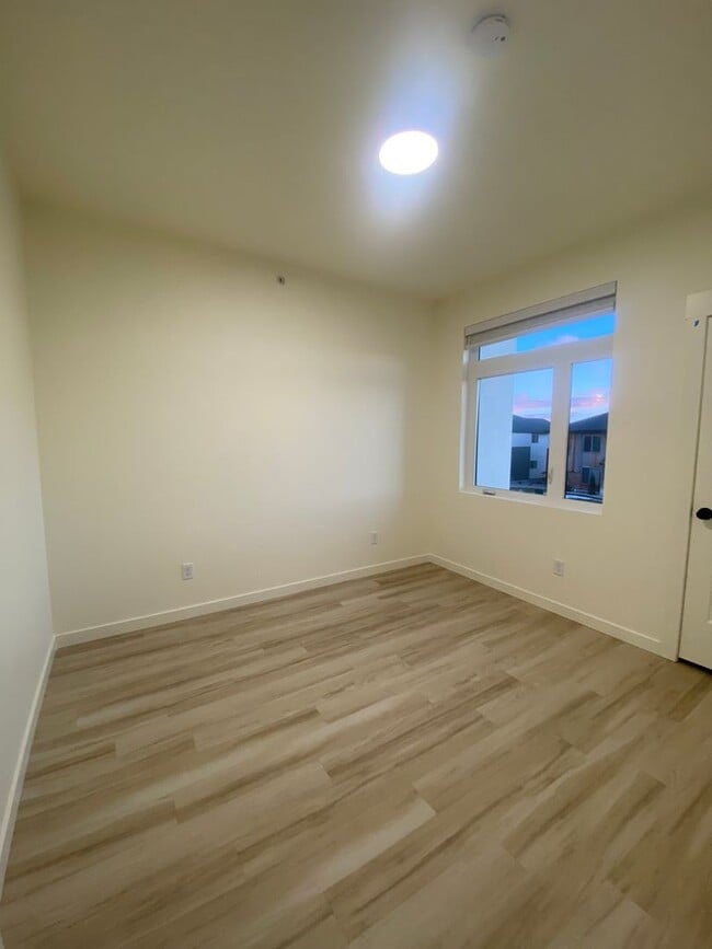 Building Photo - Teton River Lofts 2107