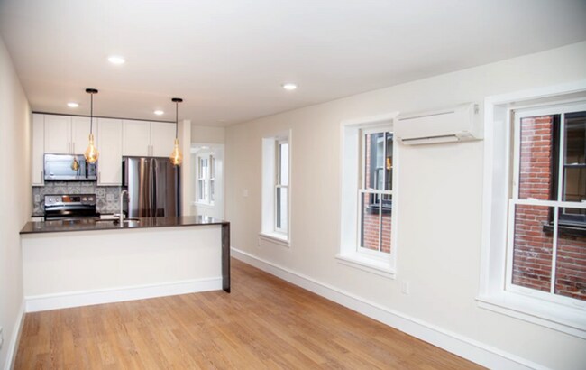 Building Photo - 224 W 9th St