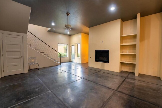 Building Photo - 2010 E 1st St