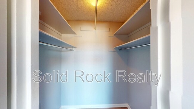 Building Photo - 411 Lakewood Cir