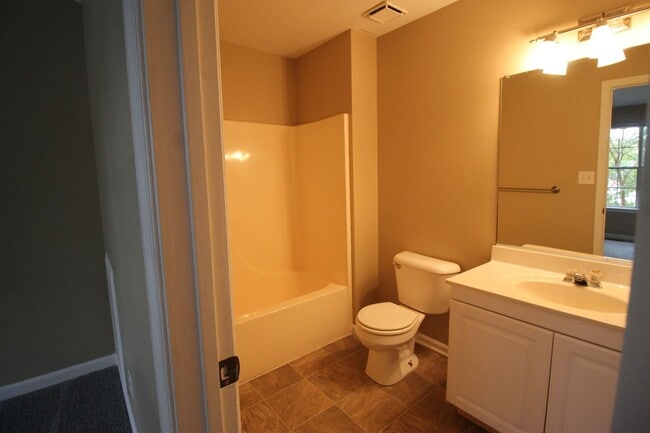 Building Photo - Updated 2 Bed/ 2.5 Bath