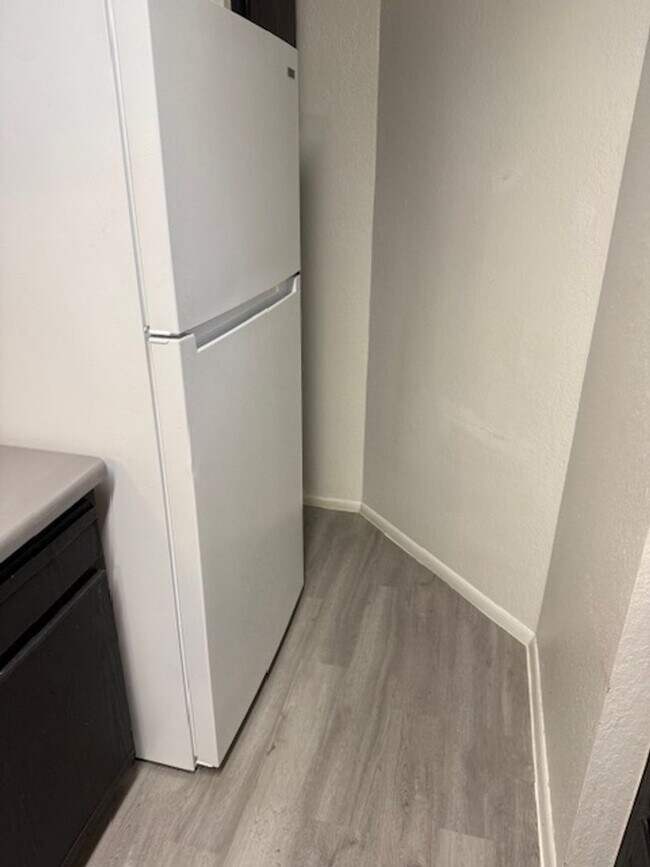 Building Photo - Large Two bedroom Condo