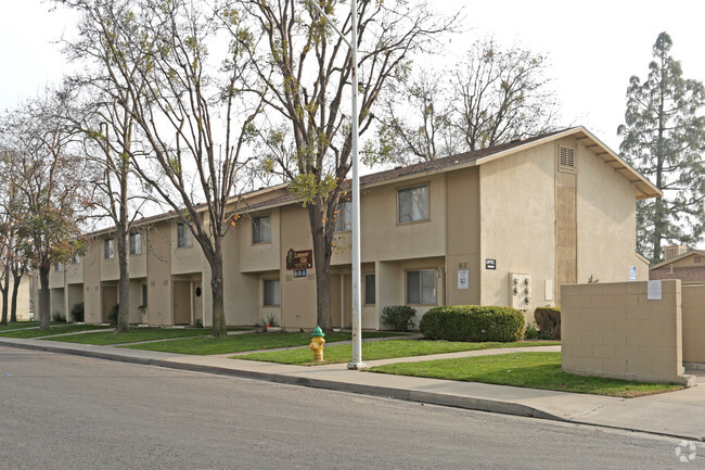 Building Photo - Lemoore Villa