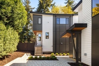 Building Photo - 106 6th St South