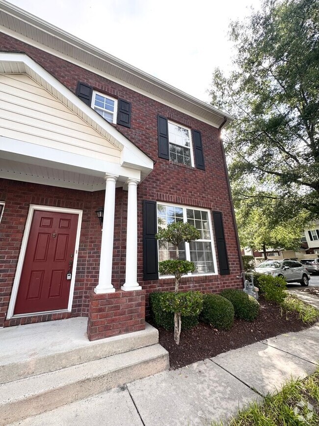 Building Photo - Bright & Beautiful 2 Bed, 2 Bath Townhouse...