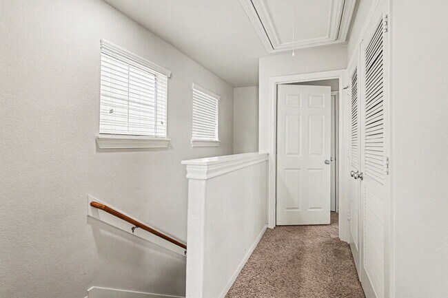 Building Photo - 3215 Clearview Cir