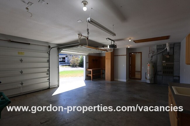 Building Photo - $2,495.00 - SE Condor Pl - Gresham 3 bedro...