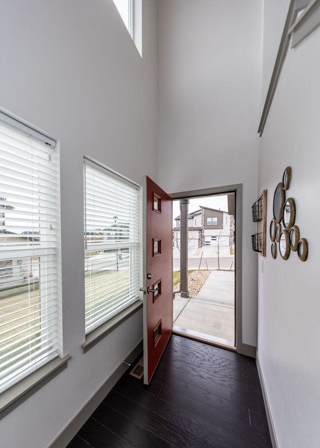 Building Photo - 2 Bedroom Luxury townhome