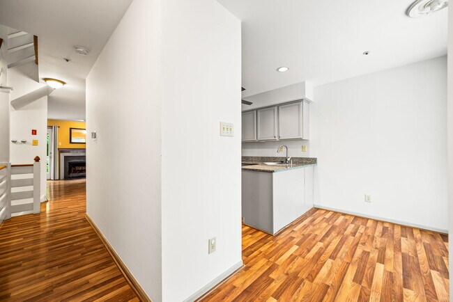 Building Photo - 445 Hartford Sq