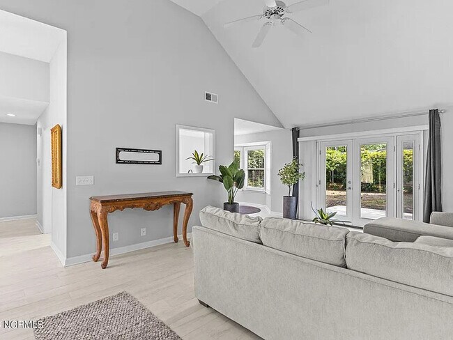 Building Photo - 11 Court 8 NW Dr