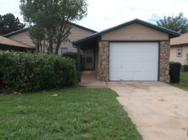 Primary Photo - 2 Bed, 1 1/2 Bath, 1 Car Garage
