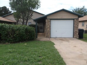 Building Photo - 2 Bed, 1 1/2 Bath, 1 Car Garage