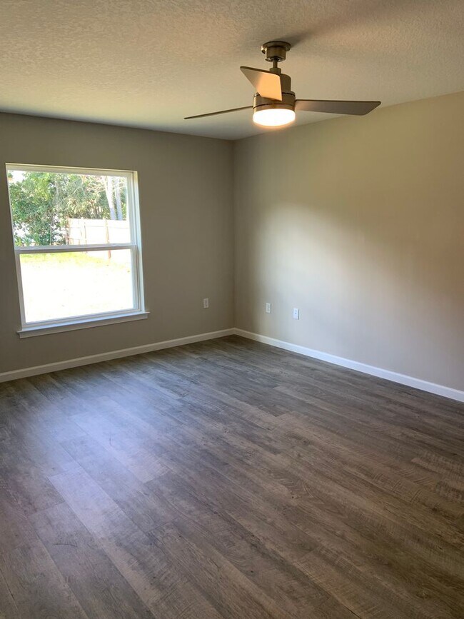Building Photo - Newer Single Family Home!