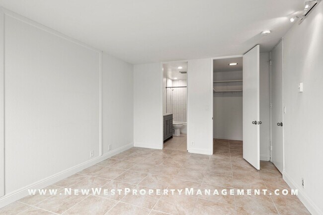 Building Photo - Expansive La Jolla Village 2 Bedroom at De...