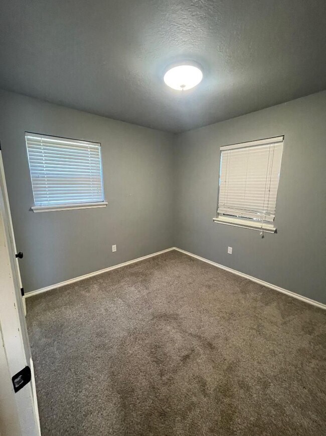 Building Photo - Adorable 4 Bedroom Home For Lease