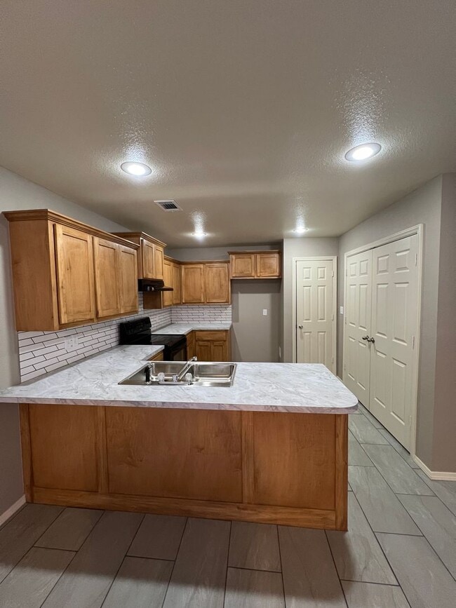 Building Photo - New Very Nice 2 Bed 1 Bath House with Car ...