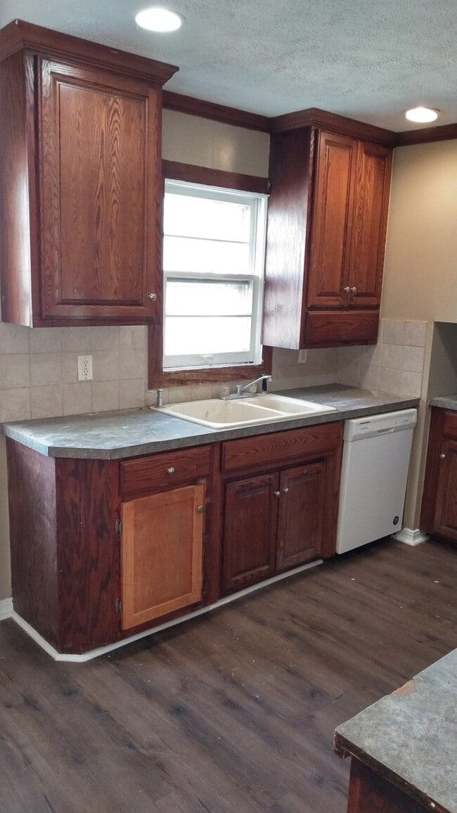 Building Photo - 1414 E 5th St