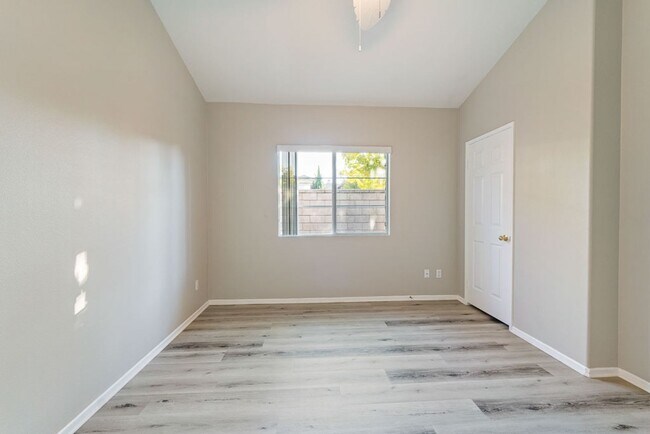 Building Photo - Gorgeous Town Home- Gated community- Pool