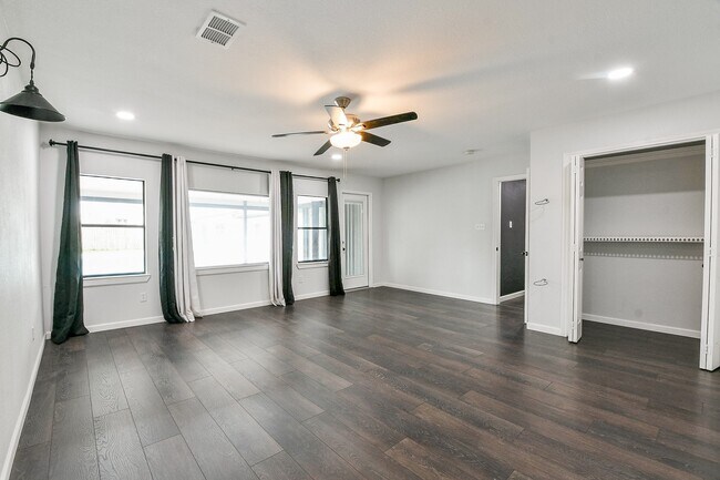 Building Photo - 6002 Greenmont Dr