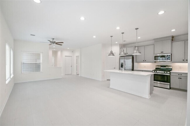Building Photo - 623 Silver Pear Ct