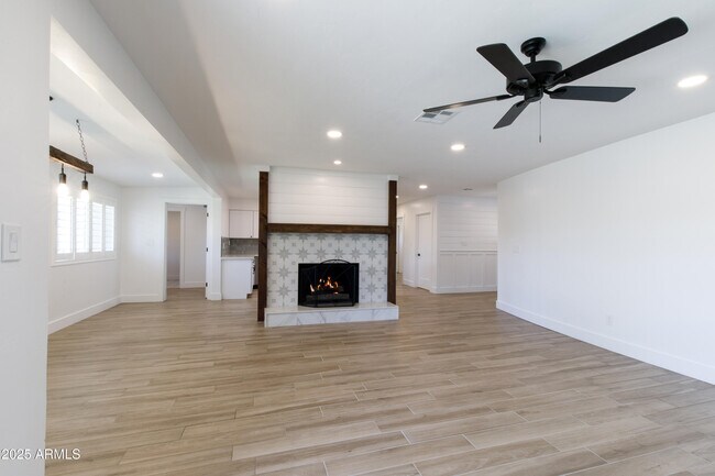 Building Photo - 1028 E Manzanita Dr