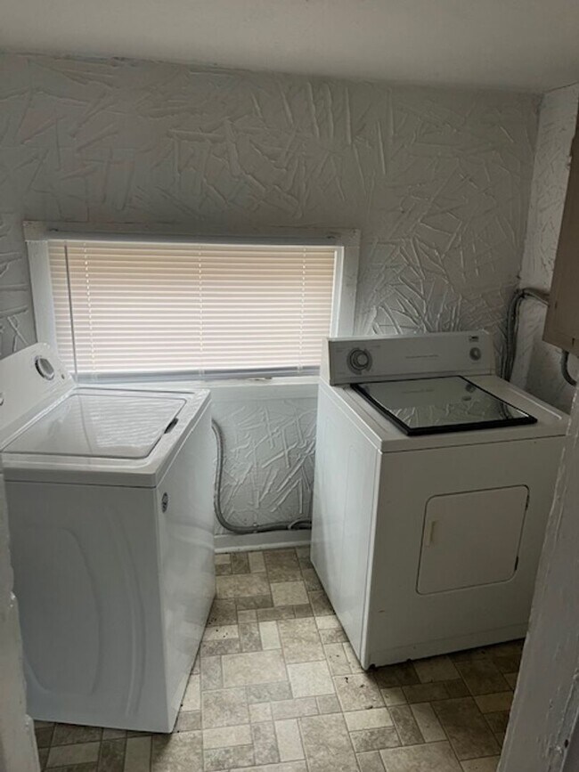 Building Photo - Cozy Multi-Level Living Close to Downtown