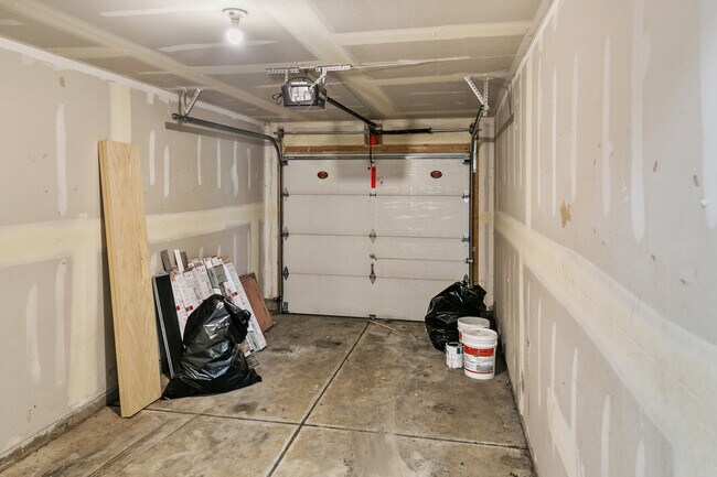 Building Photo - 678 Zachary Dr