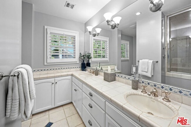 Building Photo - 15434 Sutton St