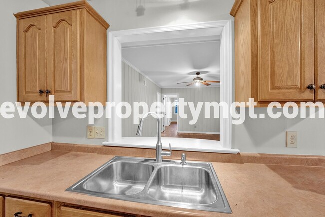 Building Photo - PRIME LOCATION WITH SPACIOUS LIVING!