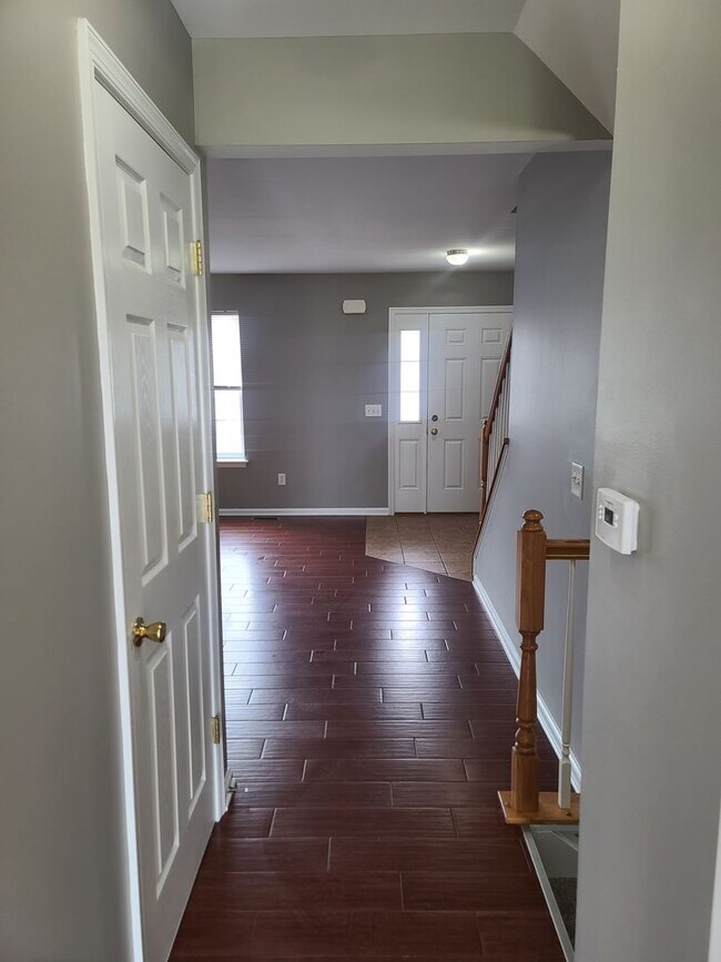 Building Photo - 3 Bed 2.5 Bath Townhome Ready for You in W...