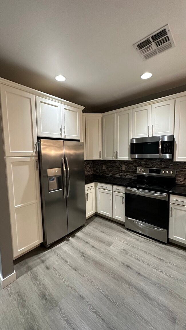 Building Photo - 3/2.5 Condo in Gated Complex