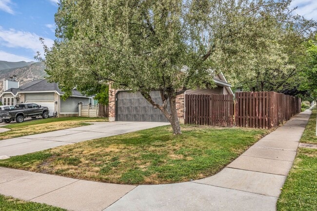 Building Photo - Charming Farmington Home in Peaceful Cul-de-Sac - Newly Painted Cabinets