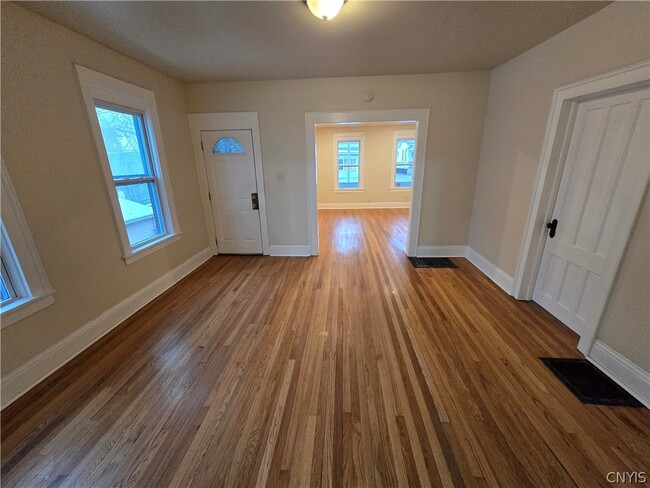 Building Photo - 804 E Division St