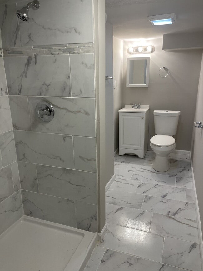 Building Photo - Spacious 5-bed house in Gary!